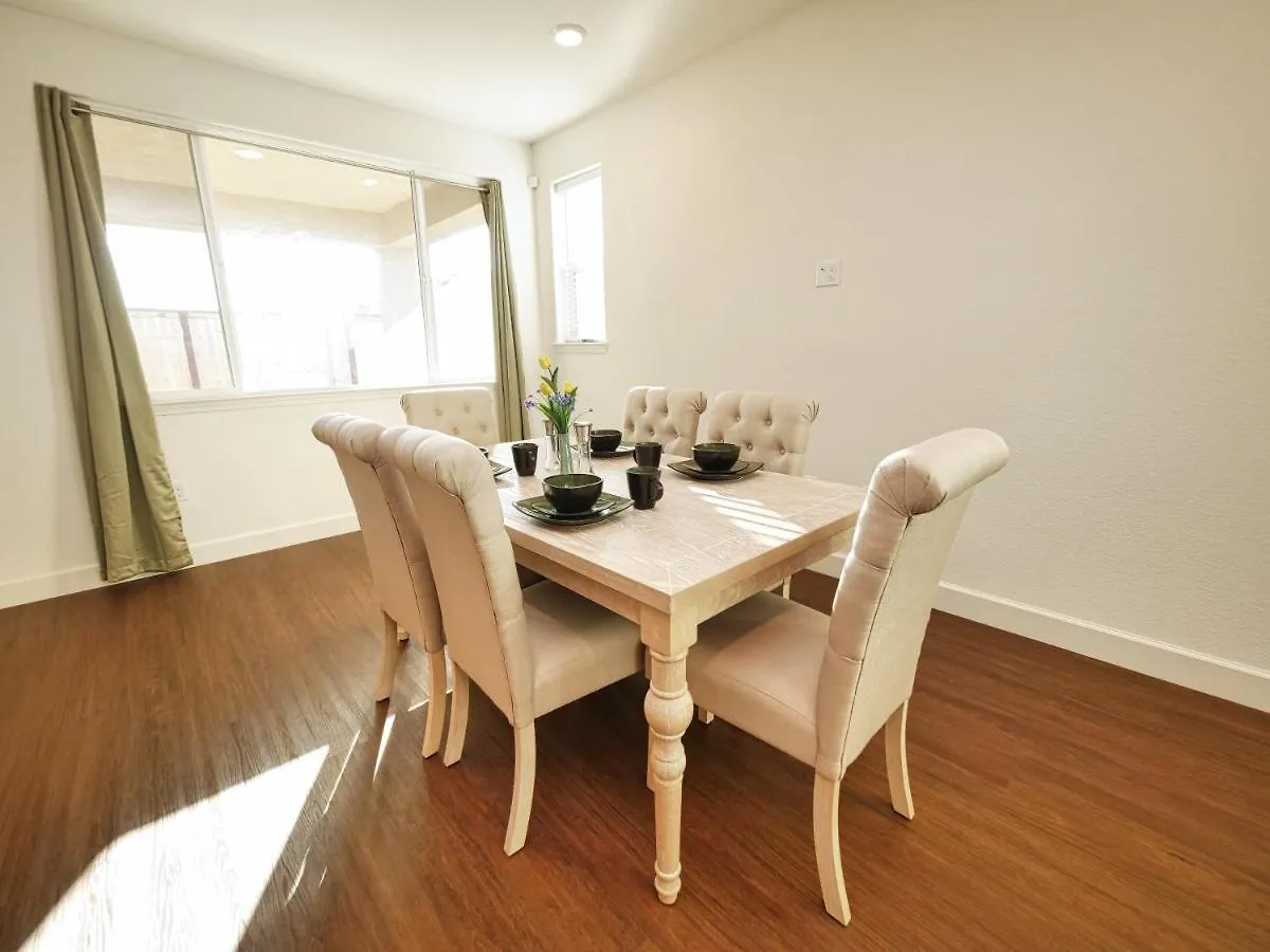 Luxury 3 Bedroom House Near Sacramento Airport