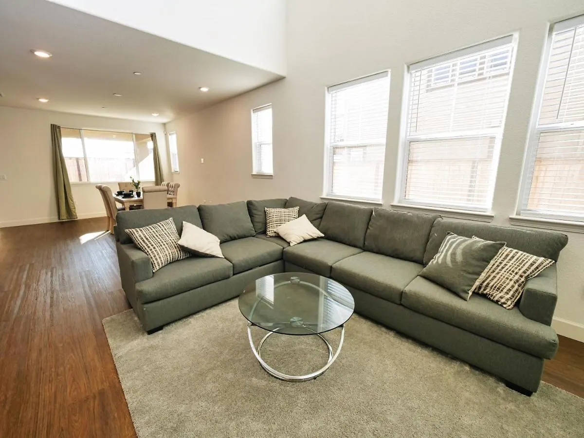 Luxury 3 Bedroom House Near Sacramento Airport