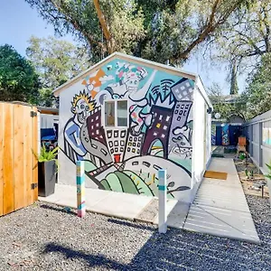 Tiny Art House Near The Beat Holiday home